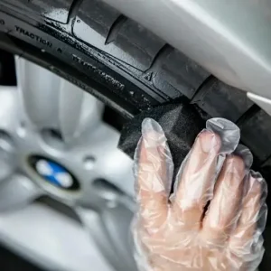 Jetzt Kaufen Schwarze Reifenfarbe 75 ml, inklusive 2 Spezialschwämme + 1 Paar Handschuhe